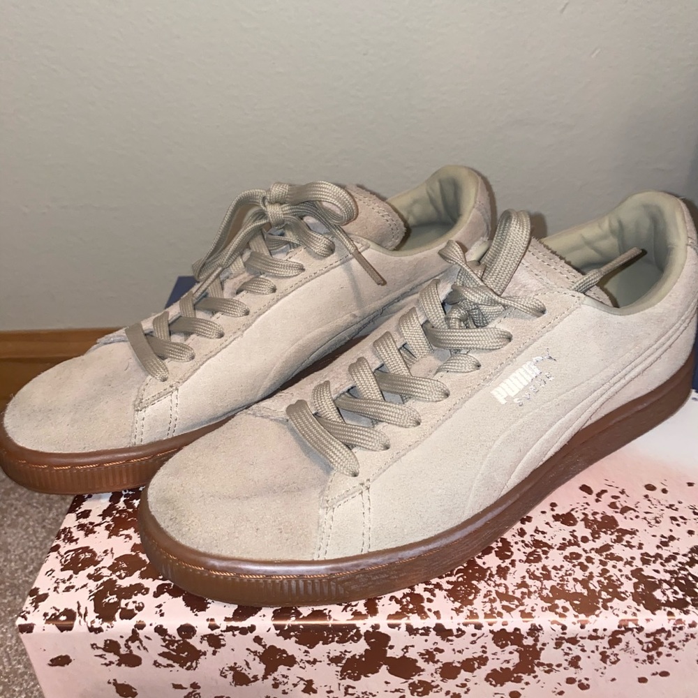 Tan suede Puma Classic Sneaker
